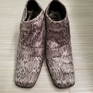 Womans python print stretch material shoes